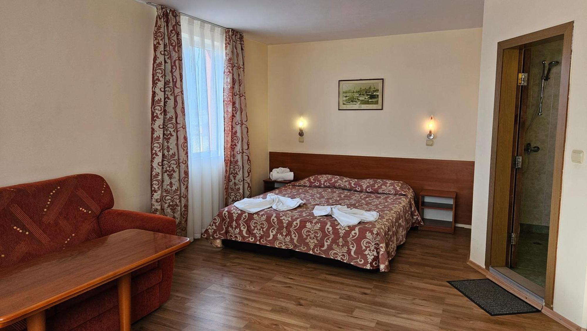 Caprice Family Hotel Varna Exterior photo