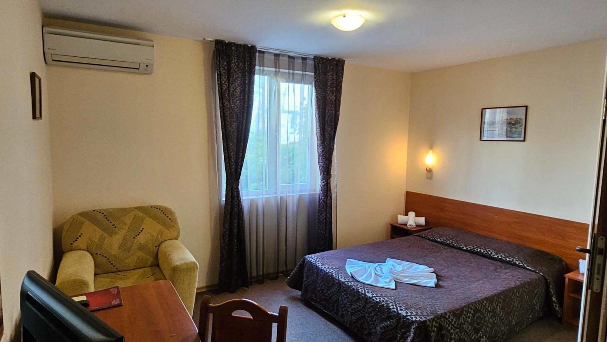Caprice Family Hotel Varna Exterior photo